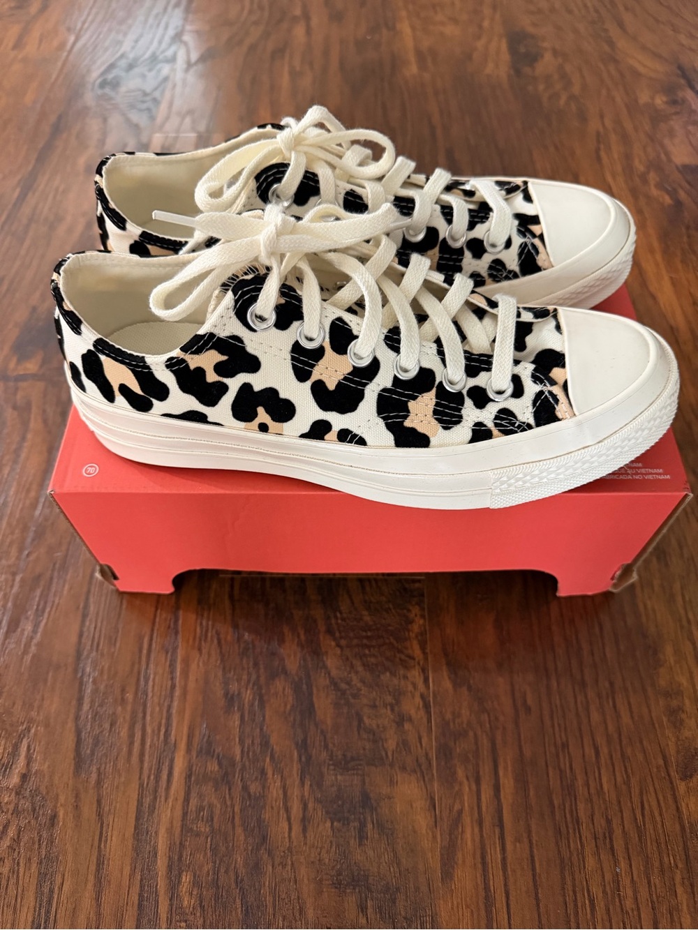 Converse Canvas Low-Top Sneakers in Cream and Black Leopard Print Women’s size 8 - Picture 2 of 6